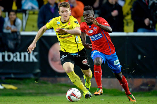 Mjällbys Viktor Agardius och Helsingborgs David Accam