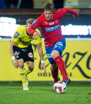 Helsingborgs Jere Uronen har tagit bollen från Christian