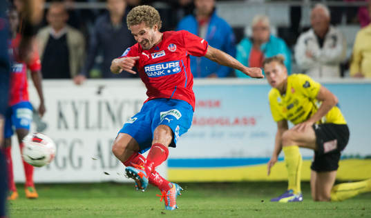 Helsingborgs Christoffer Andersson skjuter i matchen i