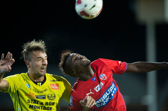 Helsingborgs David Accam och Mjällbys Jasmin Sudic i