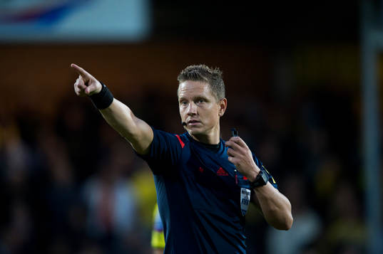 Domaren Martin Strömbergsson i matchen i allsvenskan