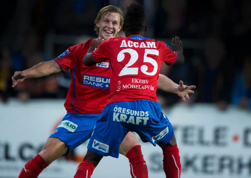Helsingborgs David Accam har gjort 1-2 och grattas av Emil