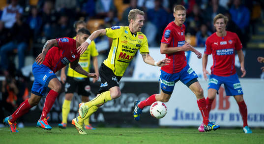 Mjällbys Christian Wilhelmsson mot tre Helsingborgare i