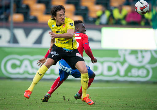 Helsingborgs David Accam vänder bort Mjällbys Daniel