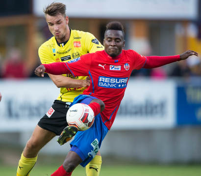 Helsingborgs David Accam och Mjällbys Jasmin Sudic i