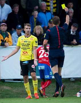 Mjällbys Jasmin Sudic varnas av domaren Martin