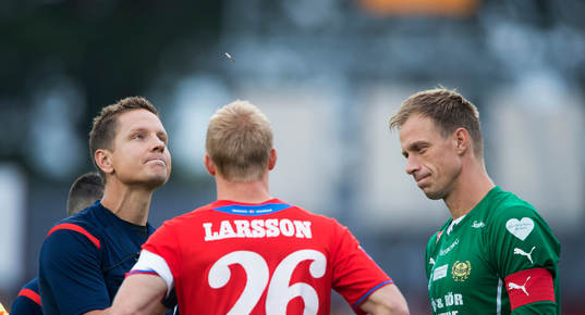 Domaren Martin Strömbergsson singlar slant i matchen i