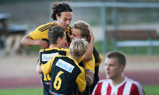 IFK Hässleholms Jesper Eliasson har gjort 0-1 på straff