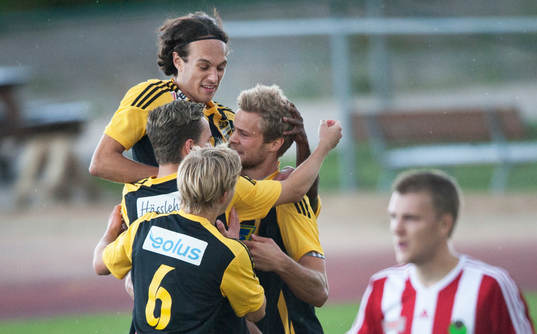 IFK Hässleholms Jesper Eliasson har gjort 0-1 på straff