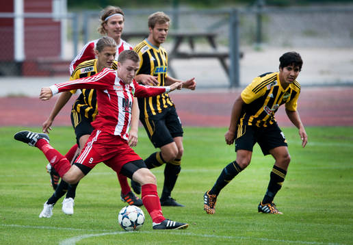 En Ronneby-spelare skjuter i matchen i division 3 mellan