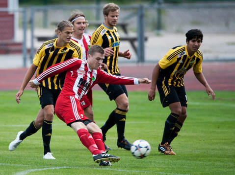 En Ronneby-spelare skjuter i matchen i division 3 mellan