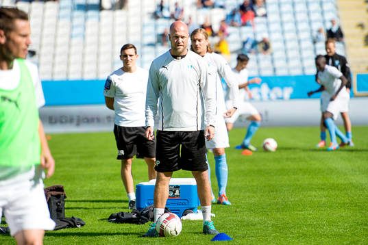 Malmö FFs assisterande tränare Olof Persson övervakar