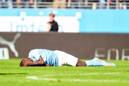 Malmö FFs Pa Konate blir liggande skadad