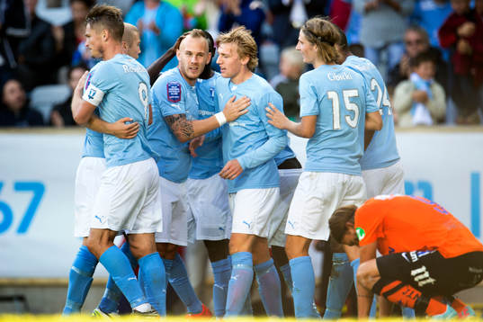 Malmö FFs Emil Forsberg kramas om