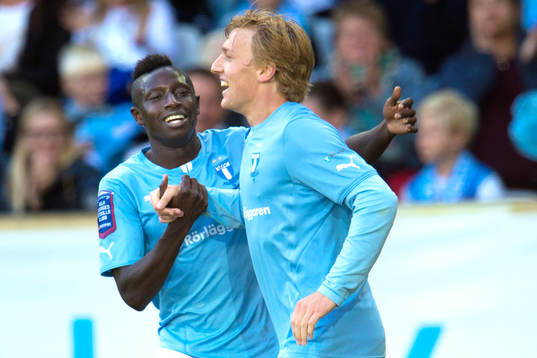 Malmö FFs Emil Forsberg kramas om av Pa Konate