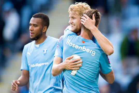 Malmö FFs Filip Helander kramas om av Markus Rosenberg