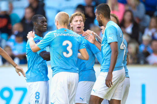 Malmö FFs spelare firar 2-0 av Isaac Kiese Thelin