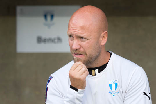 Malmö FFs assisterande tränare Olof Persson ser funderas