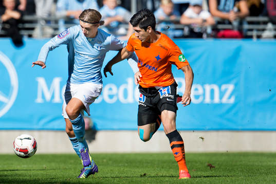 Malmö FFs Pawel Cibicki i kamp om bollen med Norrköpings