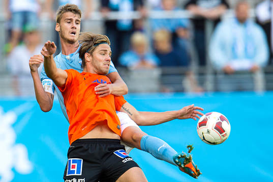 Malmö FFs Johan Hammar i kamp om bollen med Norrköpings