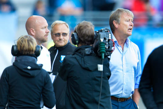 Malmö FFs tränare Åge Hareide (th) tittar mot domaren
