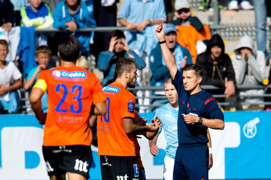Norrköpings Emir Kujovic får rött kort av domare Bojan