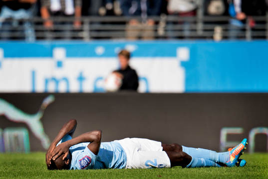 Malmö FFs Pa Konate ligger skadad på planen