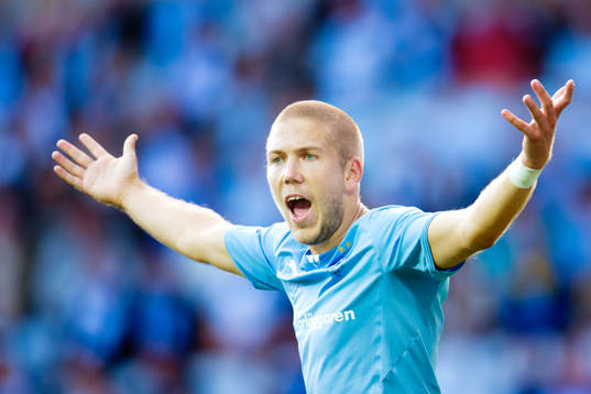 Malmö FFs Anton Tinnerholm reagerar på ett domslut