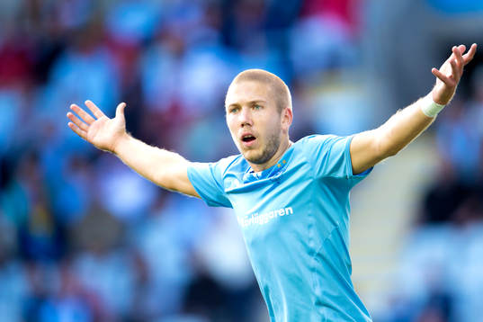 Malmö FFs Anton Tinnerholm reagerar på ett domslut