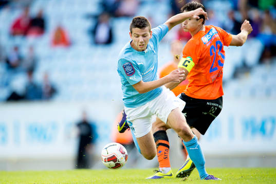 Malmö FFs Erdal Rakip tar sig förbi Norrköpings David