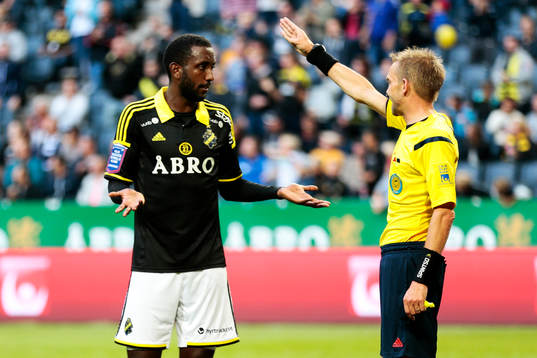 s Henok Goitom samtalar med Johan Hamlin, domare