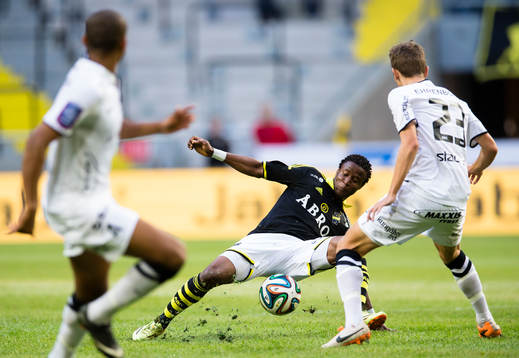 s Kennedy Igboananike faller i en duell med Häckens Simon