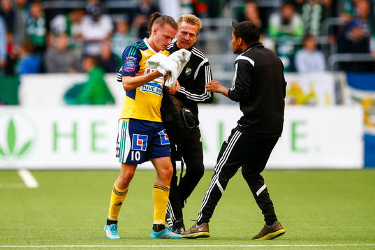 Ljungskiles Jonas Lindberg har fått en smäll i ansiktet