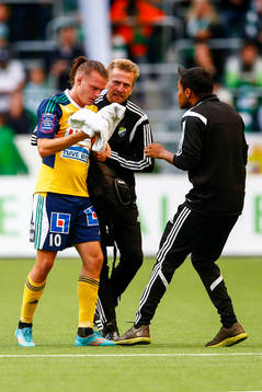 Ljungskiles Jonas Lindberg har fått en armbåge i ansiktet