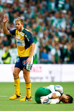 Ljungskiles Steven Old fäller Hammarbys Pablo Pinones-Arce