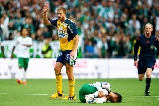 Ljungskiles Steven Old fäller Hammarbys Pablo Pinones-Arce