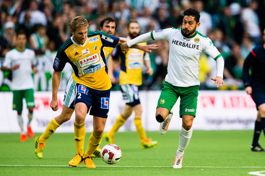 Ljungskiles Steven Old i kamp om bollen med Hammarbys Pablo