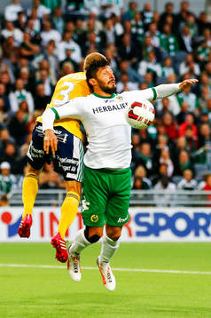 Hammarbys Pablo Pinones-Arce får en tackling i ryggen av
