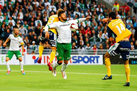 Hammarbys Pablo Pinones-Arce får en tackling i ryggen av