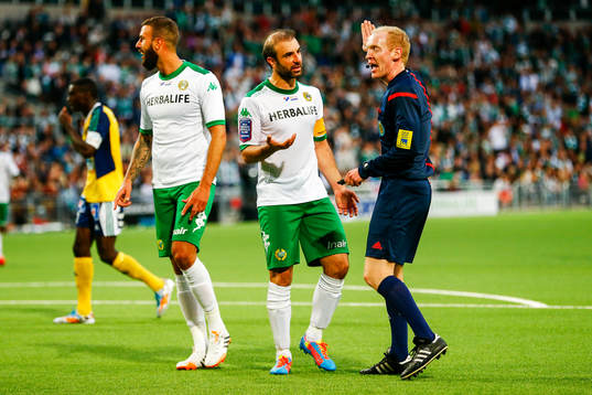 Hammarbys Kennedy Bakircioglu är framme och pratar med Per