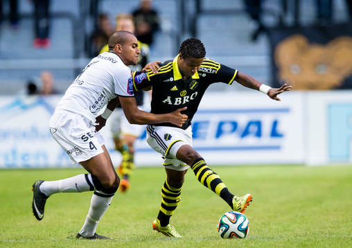 s Kennedy Igboananike i kamp om bollen med Häckens Walid