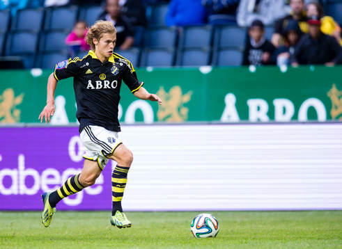 s Sam Lundholm med boll