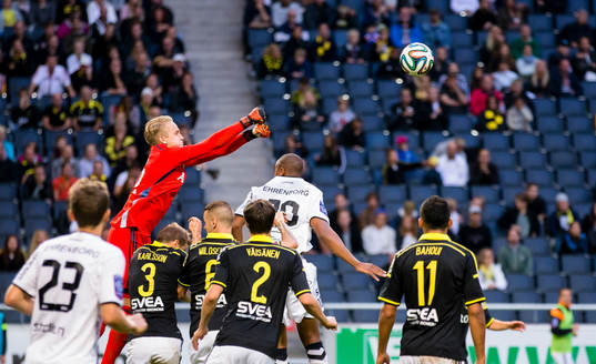 s målvakt Patrik Carlgren boxar ut bollen