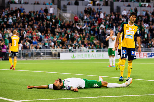 Hammarbys Andreas Haddad ligger ner i straffområdet