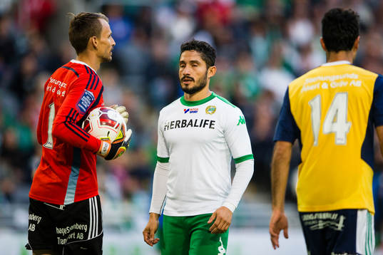 Ljungskiles målvakt Alex Horwath tar hand om bollen medan