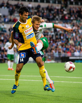 Ljungskiles Rebin Sulaka i kamp om bollen med Hammarbys