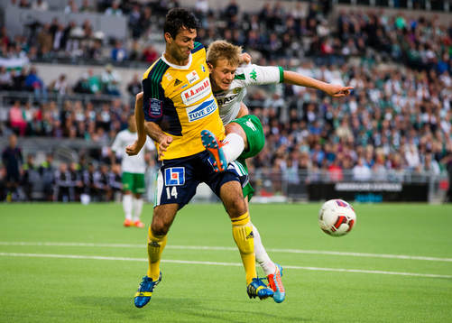 Ljungskiles Rebin Sulaka i kamp om bollen med Hammarbys