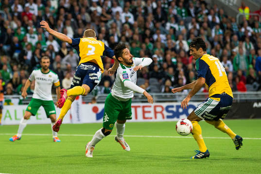 Ljungskiles Niclas Andersén tacklas omkull Hammarbys Pablo