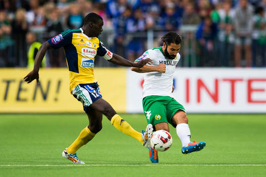 Ljungskiles Ken Sema i kamp om bollen med Stefan Batan