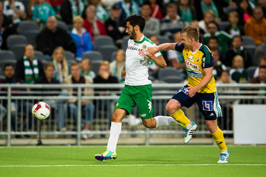 Hammarbys Nahir Besara i kamp om bollen med Ljungskiles